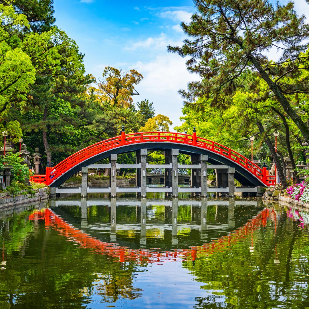 Puente sobre lago en Japón